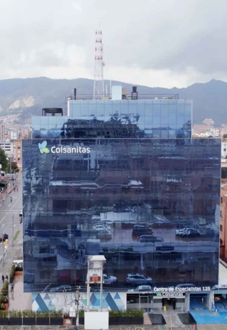 Sede principal de Colsanitas en Bogotá, servicios de salud especializados para todas las edades.