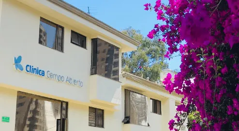Fachada de la Clínica Campo Abierto en Bogotá, atención especializada en salud mental.