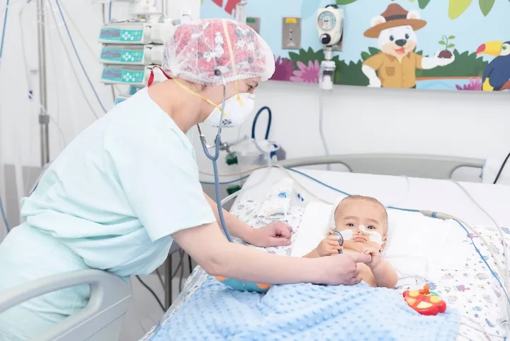 Atención pediátrica especializada en Clínica Reina Sofía Bogotá.