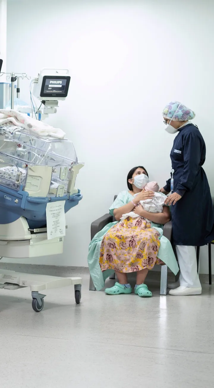 Clínica Reina Sofía ofrece cuidados neonatales con acompañamiento especializado.