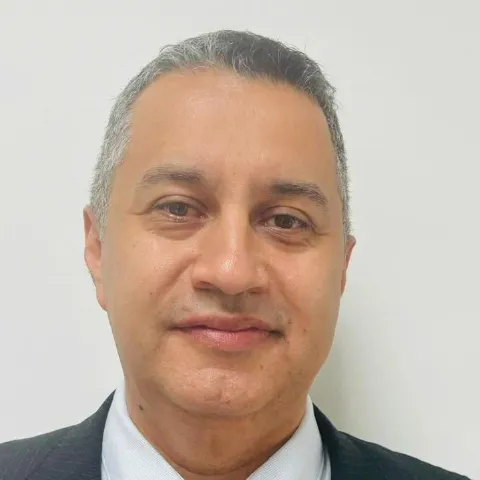 Doctor Adulkarin Patiño especialista médico en la Clínica Reina Sofía Bogotá.