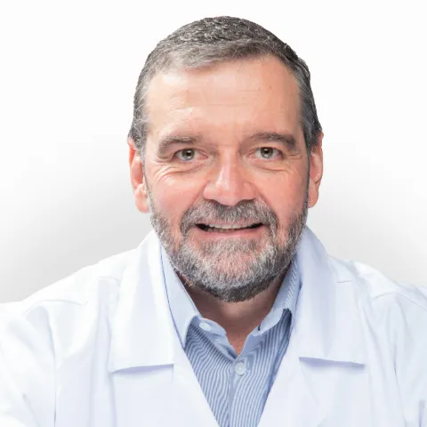 Doctor Alberto Enrique Meisel en retrato corporativo con bata médica.