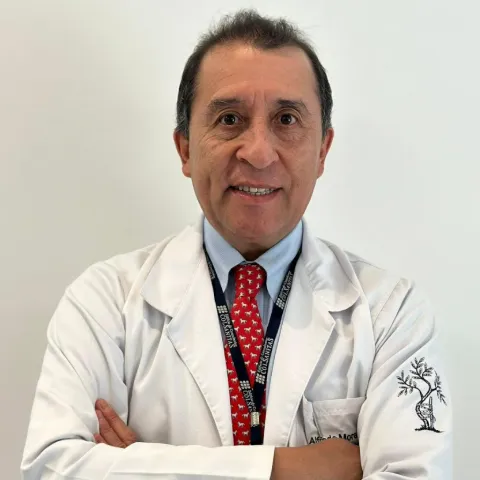 Doctor Alfredo Moreno, atención médica en la Clínica Reina Sofía.