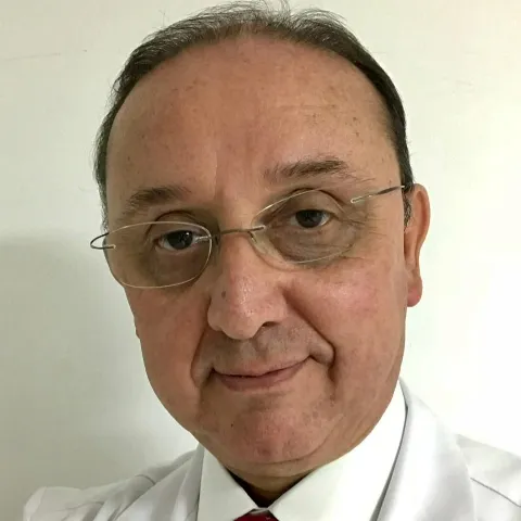 Atención médica con el doctor Álvaro Valencia en la Clínica Reina Sofía.