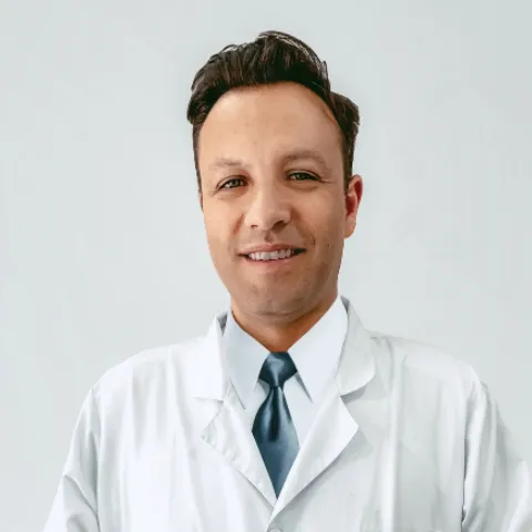 Doctor Andrés García, atención en salud en la Clínica Reina Sofía.