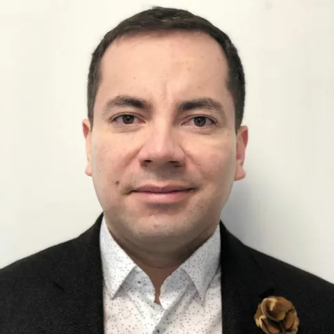 Doctor Andrey Moreno especialista médico en la Clínica Reina Sofía Bogotá.