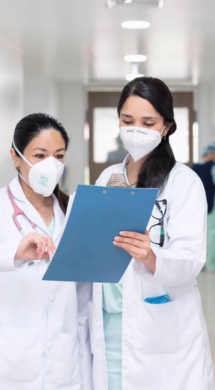 Personal médico en Clínica Reina Sofía analizando documentos hospitalarios y haciendo apoyo diagnóstico