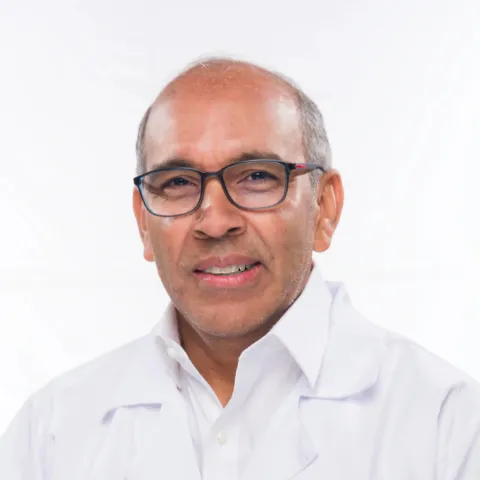 Doctor Arnold Barrios especialista médico en la Clínica Reina Sofía Bogotá.