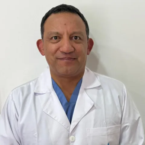 Doctor Carlos Larios especialista médico en la Clínica Reina Sofía Bogotá.