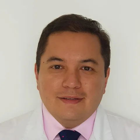 Doctor Carlos Arias especialista médico en la Clínica Reina Sofía Bogotá.