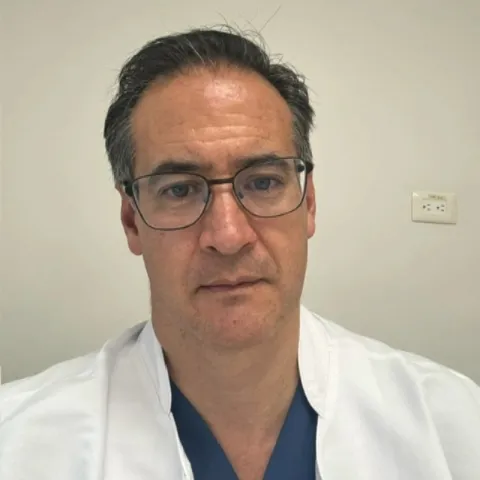 Doctor Carlos Larrota especialista médico en la Clínica Reina Sofía Bogotá.