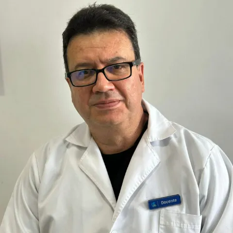 Doctor Cesar Álvarez especialista médico en la Clínica Reina Sofía Bogotá.