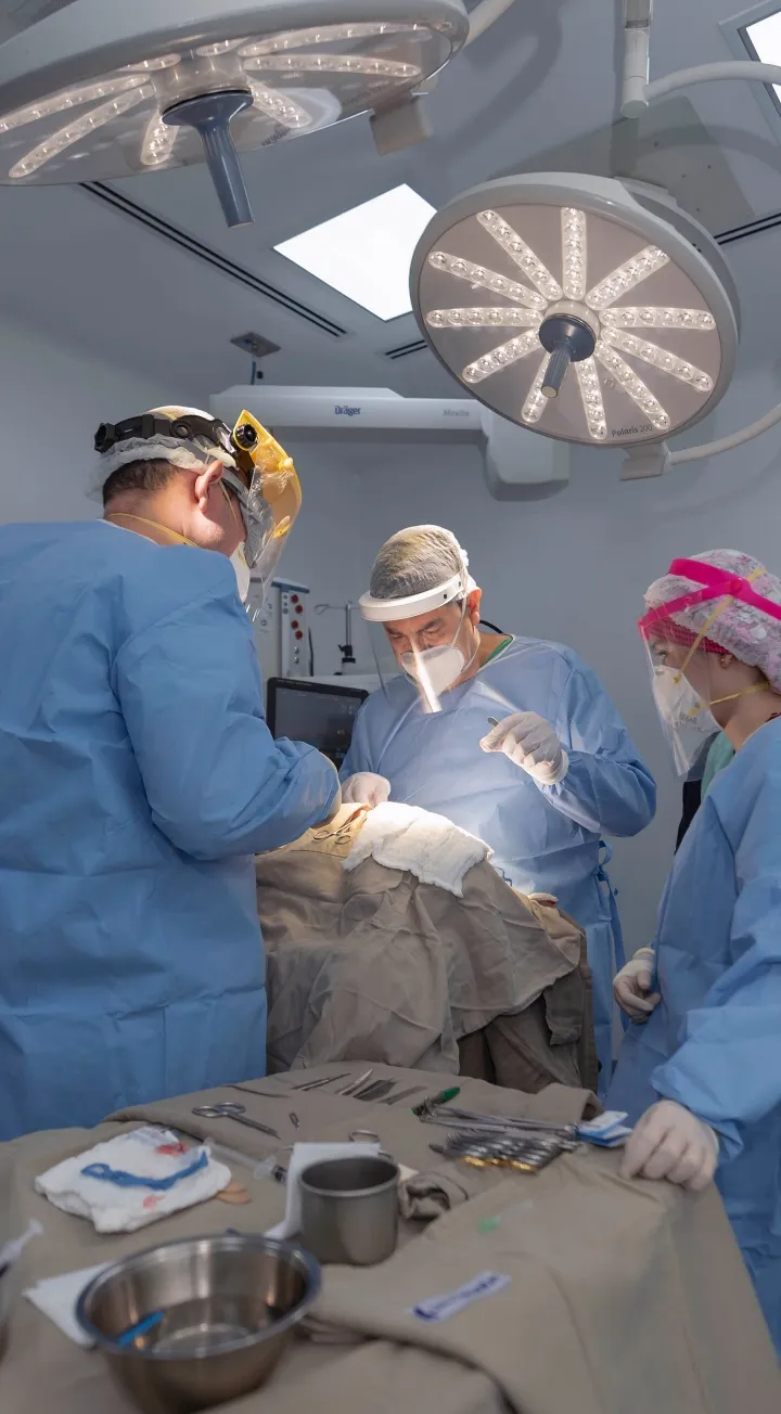 Cirujanos realizando cirugía bariátrica en quirófano de la Clínica Reina Sofía Bogotá