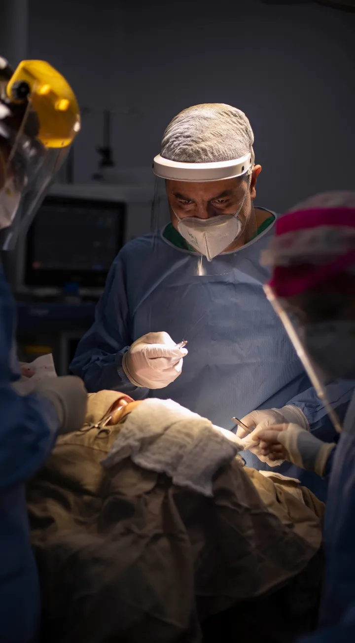 Equipo médico realizando cirugía general en la Clínica Reina Sofía.