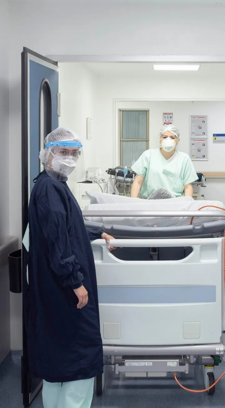 Equipo médico de la Clínica Reina Sofía Bogotá en procedimiento de cuidado hospitalario