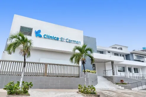 Instalaciones principales de la Clínica El Carmen, servicios médicos integrales y especializados.