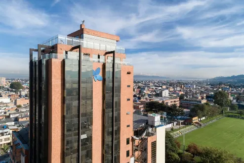 Fachada de la Clínica Infantil Santa María del Lago en Bogotá, atención médica integral y especializada.