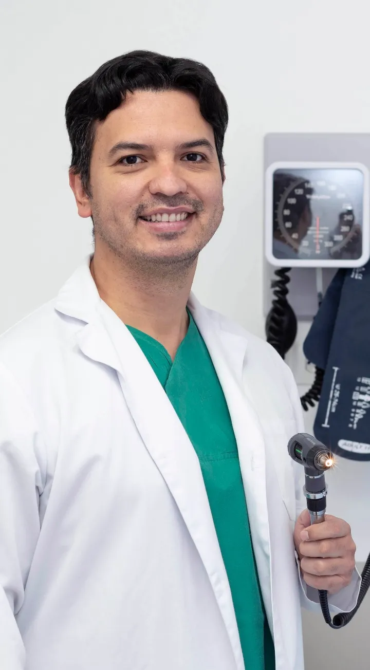 Doctor de la Clínica Reina Sofía en consulta con equipo médico