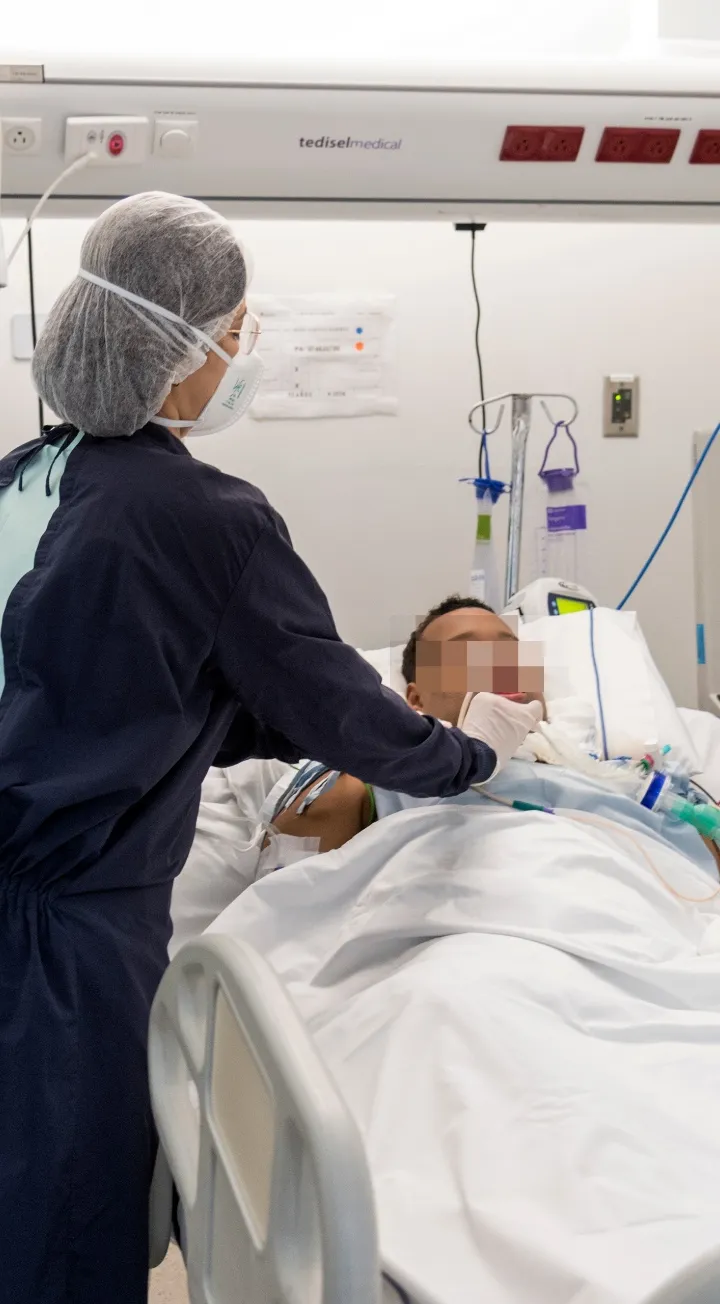 Atención de paciente en cuidados intensivos en la Clínica Reina Sofía Bogotá.