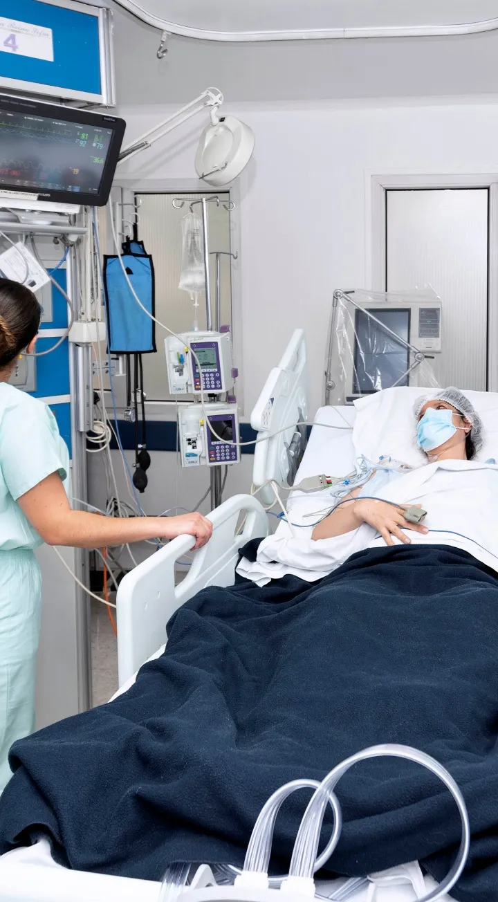 Paciente en cuidados intensivos adultos con monitoreo avanzado en Clínica Reina Sofía.