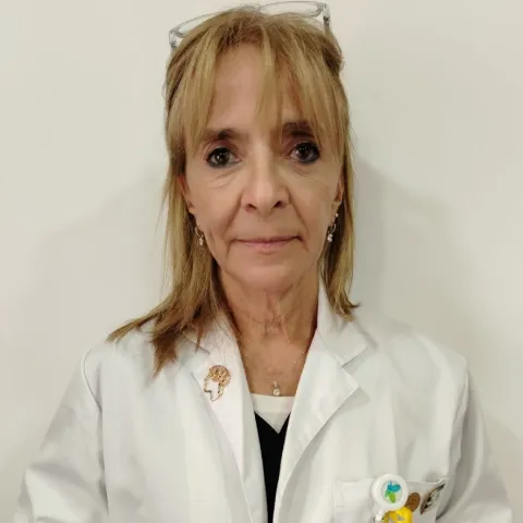 Doctora Diana Caceres especialista médico en la Clínica Reina Sofía Bogotá.