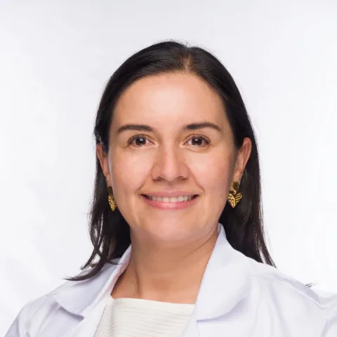 Imagen profesional de doctora Diana Maria Alba de Clínica Reina Sofía para perfil institucional de salud.
