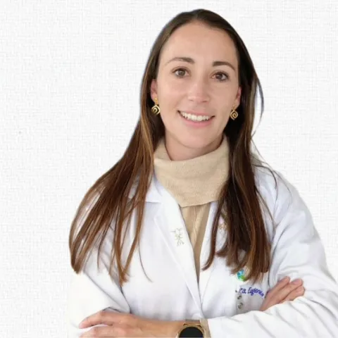 Doctora Eugenia Jaramillo en fotografía institucional con bata médica.