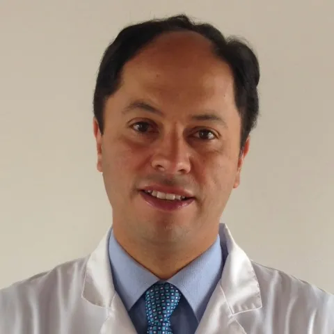 Doctor Evalo Real especialista médico en la Clínica Reina Sofía Bogotá.