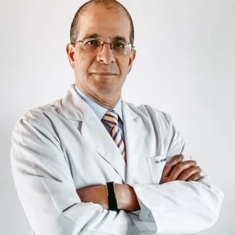 Médico Herman Freund Acuña del equipo de especialistas de la Clínica Reina Sofía.