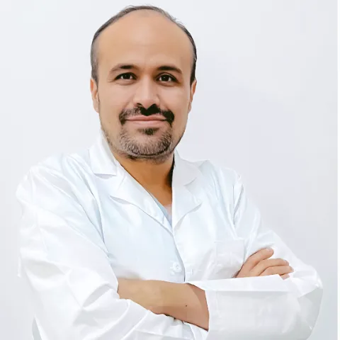 Doctor Hernando Canal especialista médico en la Clínica Reina Sofía Bogotá.