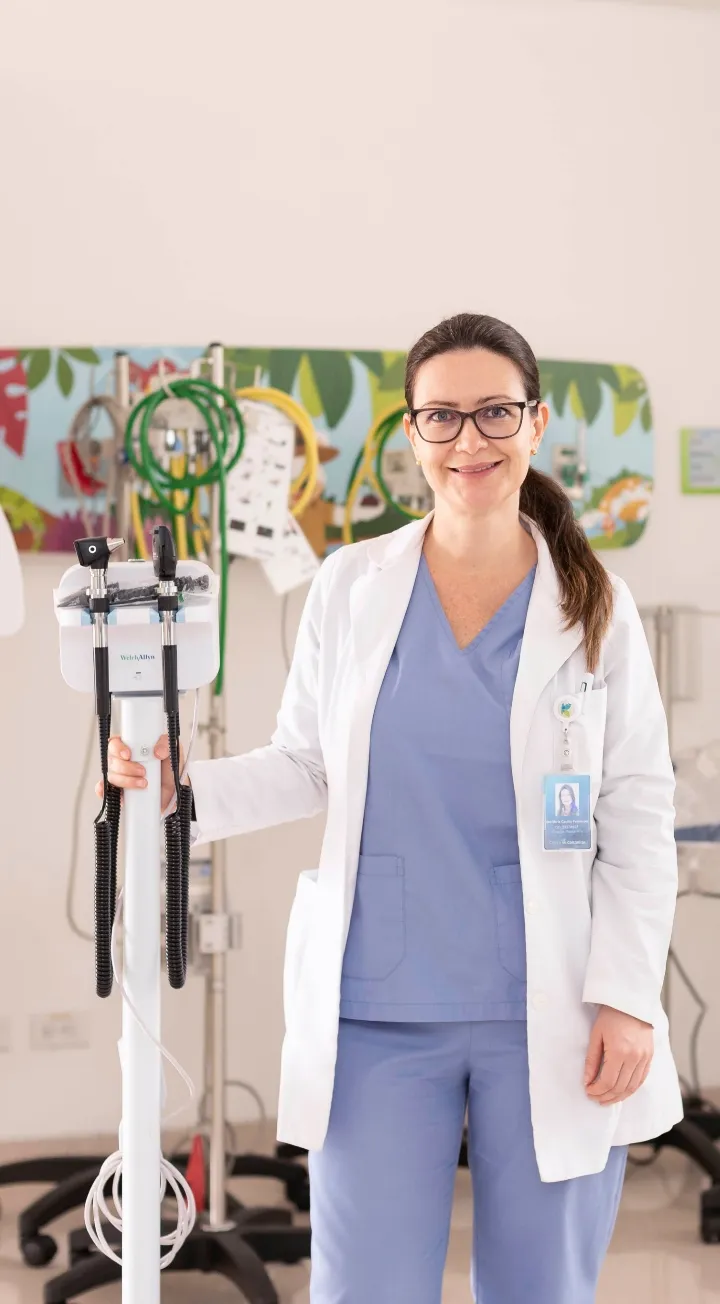Médica de la Clínica Reina Sofía en consultorio pediátrico