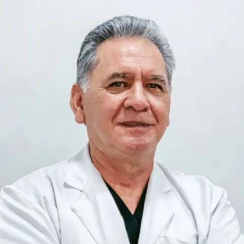 Médico Jorge Echeverría del equipo de especialistas de la Clínica Reina Sofía.