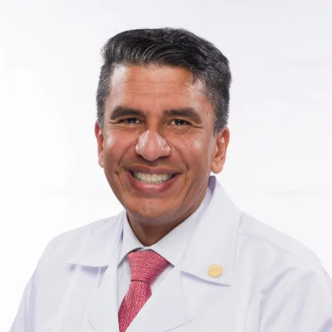 Doctor Jose Rozo especialista médico en la Clínica Reina Sofía Bogotá.