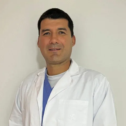 Doctor Juan Pablo Luengas Monroy en retrato médico con fondo neutro.