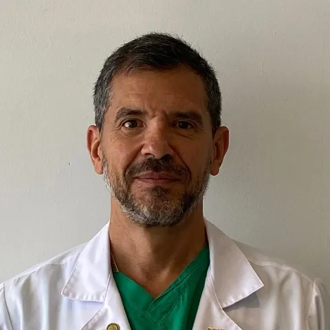 Doctor Carlos Barriga especialista médico en la Clínica Reina Sofía Bogotá.