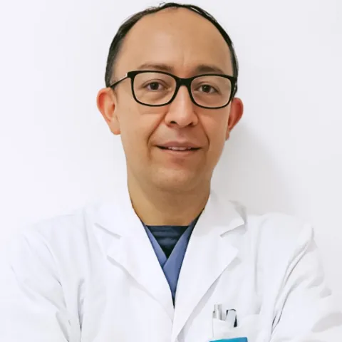 Médico Juan Carlos Morales del equipo de especialistas de la Clínica Reina Sofía.