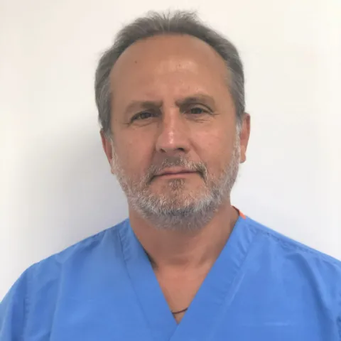Doctor Juan Guillermo Trujillo en uniforme médico para perfil clínico.