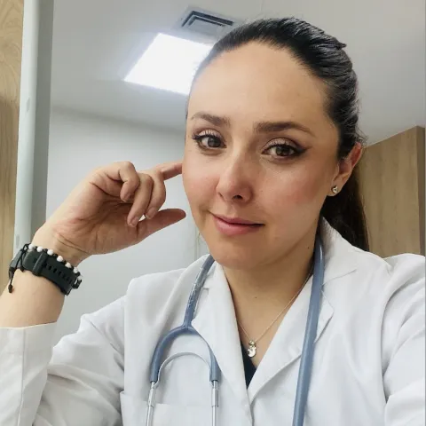 Doctora Karen Jimenez especialista médico en la Clínica Reina Sofía Bogotá.