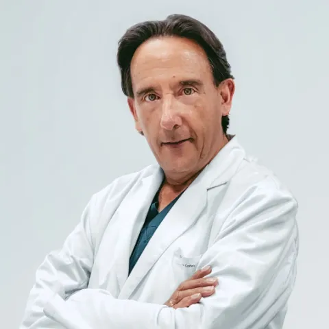 Doctor Leopoldo Cañón, atención médica en la Clínica Reina Sofía.