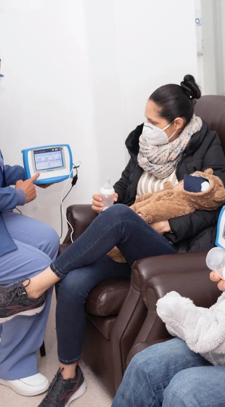 Mamá canguro con su hijo en seguimiento de salud neonatal en la Clínica Reina Sofía.