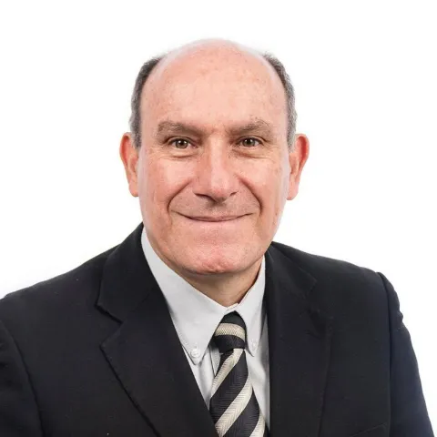 Doctor Antonio Plata especialista médico en la Clínica Reina Sofía Bogotá.