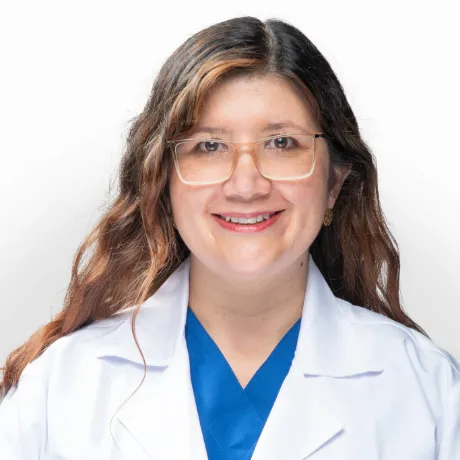 Doctora Marcela Erazo especialista médico en la Clínica Reina Sofía Bogotá.