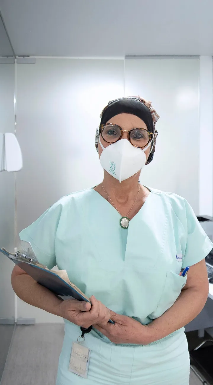 Personal médico de medicina nuclear en la Clínica Reina Sofía Bogotá con protocolos de bioseguridad.