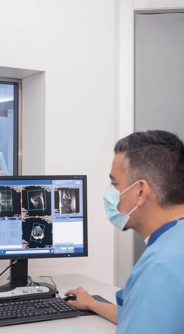 Diagnóstico médico con estudios de imágenes para neurocirugía en la Clínica Reina Sofía.