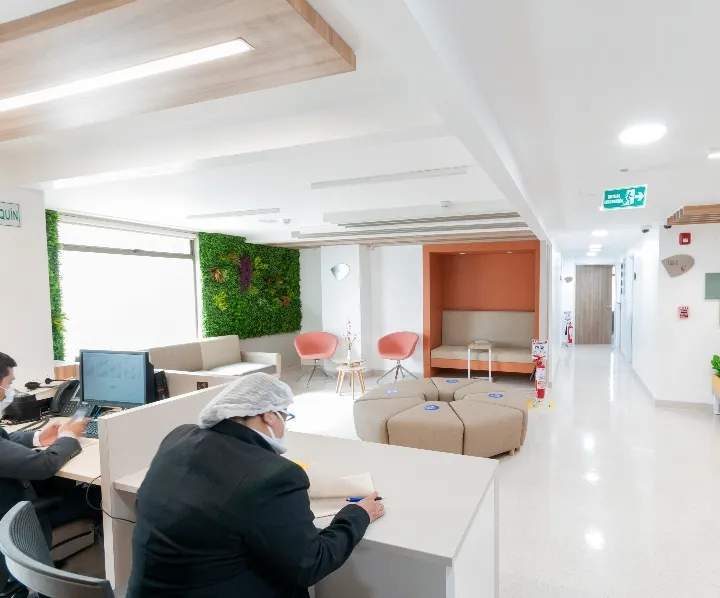 Sala de espera en la Clínica Reina Sofía con ambiente cómodo y acogedor.