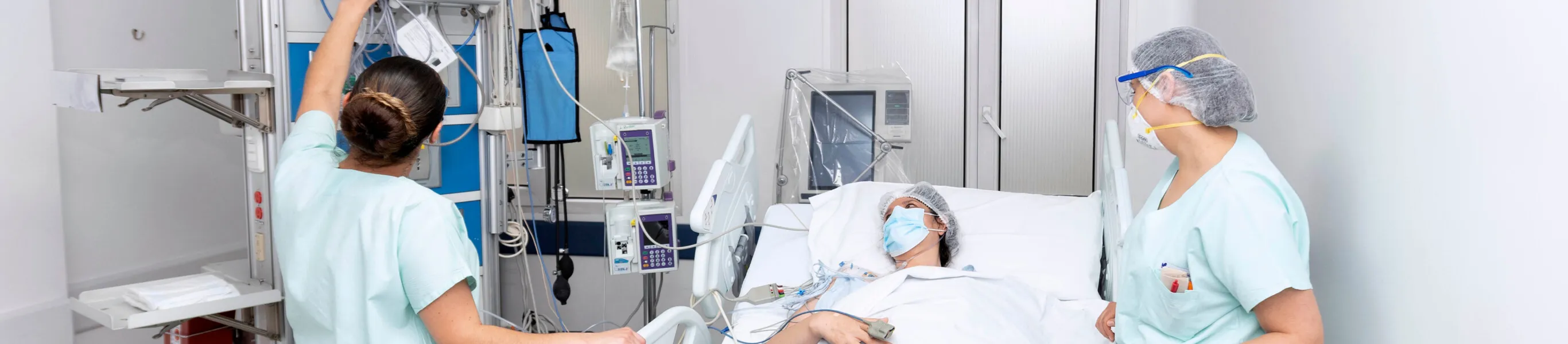 Atención médica en unidad de cuidados intensivos de la Clínica Reina Sofía Bogotá.