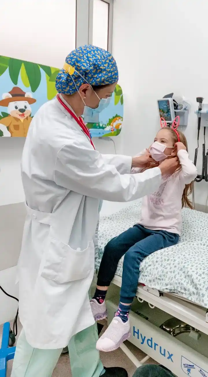 Atención ortopedia pediátrica especializada en la Clínica Reina Sofía para el cuidado integral de niños.