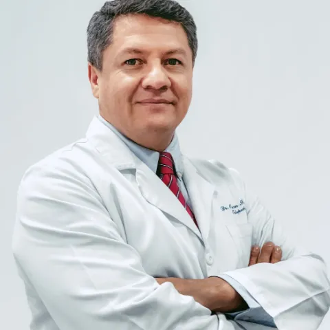 Doctor Óscar Suárez especialista en la Clínica Reina Sofía Bogotá.
