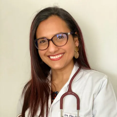 Doctora Pilar Ruiz sonriendo en fotografía institucional médica.