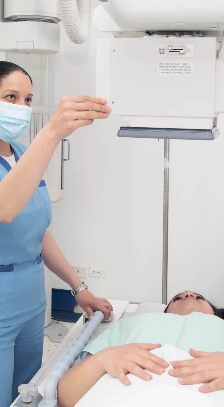 Paciente recibiendo una resonancia magnética con profesional de la salud.